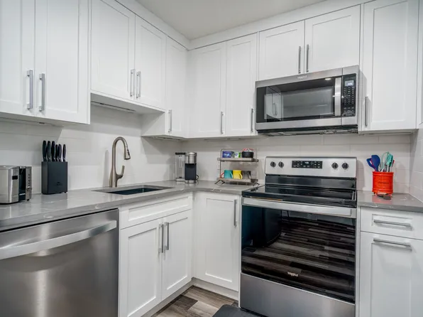 948 Evanston Dr NW #B, Calgary, AB T3P 0K9