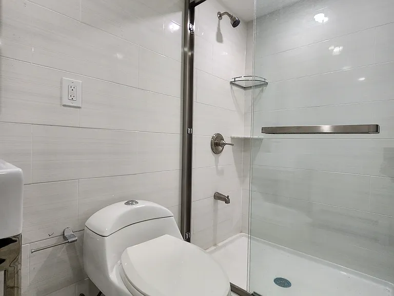 16914 Grand Central Pkwy #1A — Photo 12