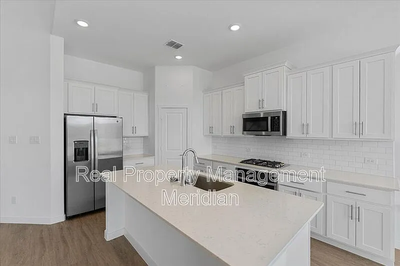 4 bed, 3.5 bath, 3080 sqft, $3,475 — Photo 4