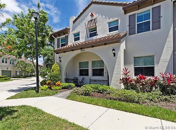 2nd image of 2958 St Thomas Dr #2958