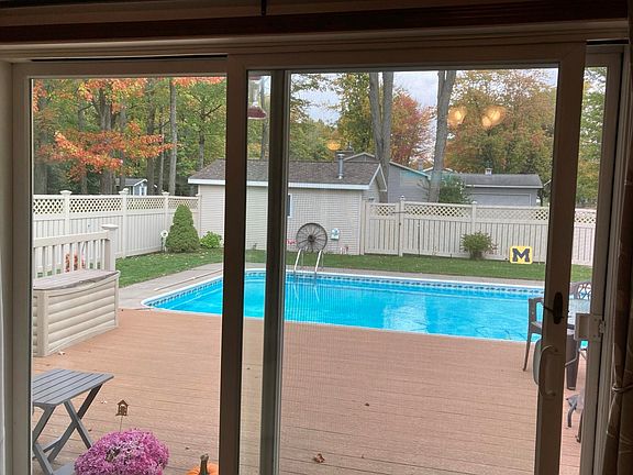 5th image of 2261 Woodview Dr