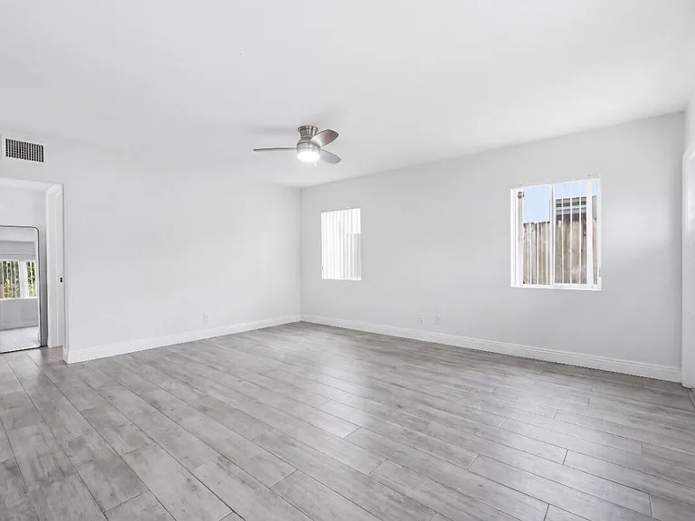 712 NE 10th Ave — Photo 9