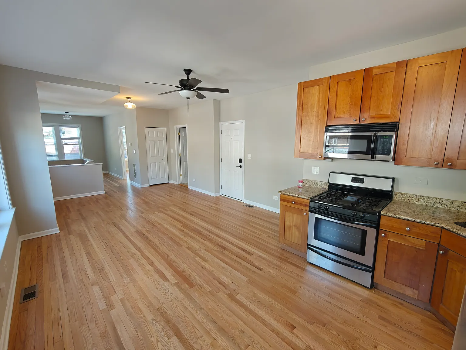 3 bed, 1200 sqft, $2,850 — Photo 2