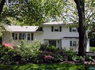 28 Derby Ln, Waldwick, NJ 07463