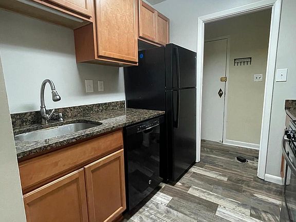 3rd image of 3814 Lyndhurst Dr APT 202