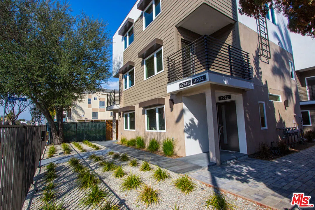 3 bed, 2.0 bath, 1300 sqft, $3,950 — Photo 3
