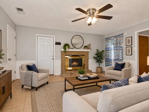 2218 Royal Oaks Dr, Irving, TX 75060