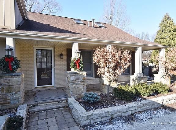2nd image of 322 S Cambridge Dr
