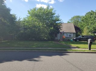 43 Portside Dr, Holbrook, NY 11741