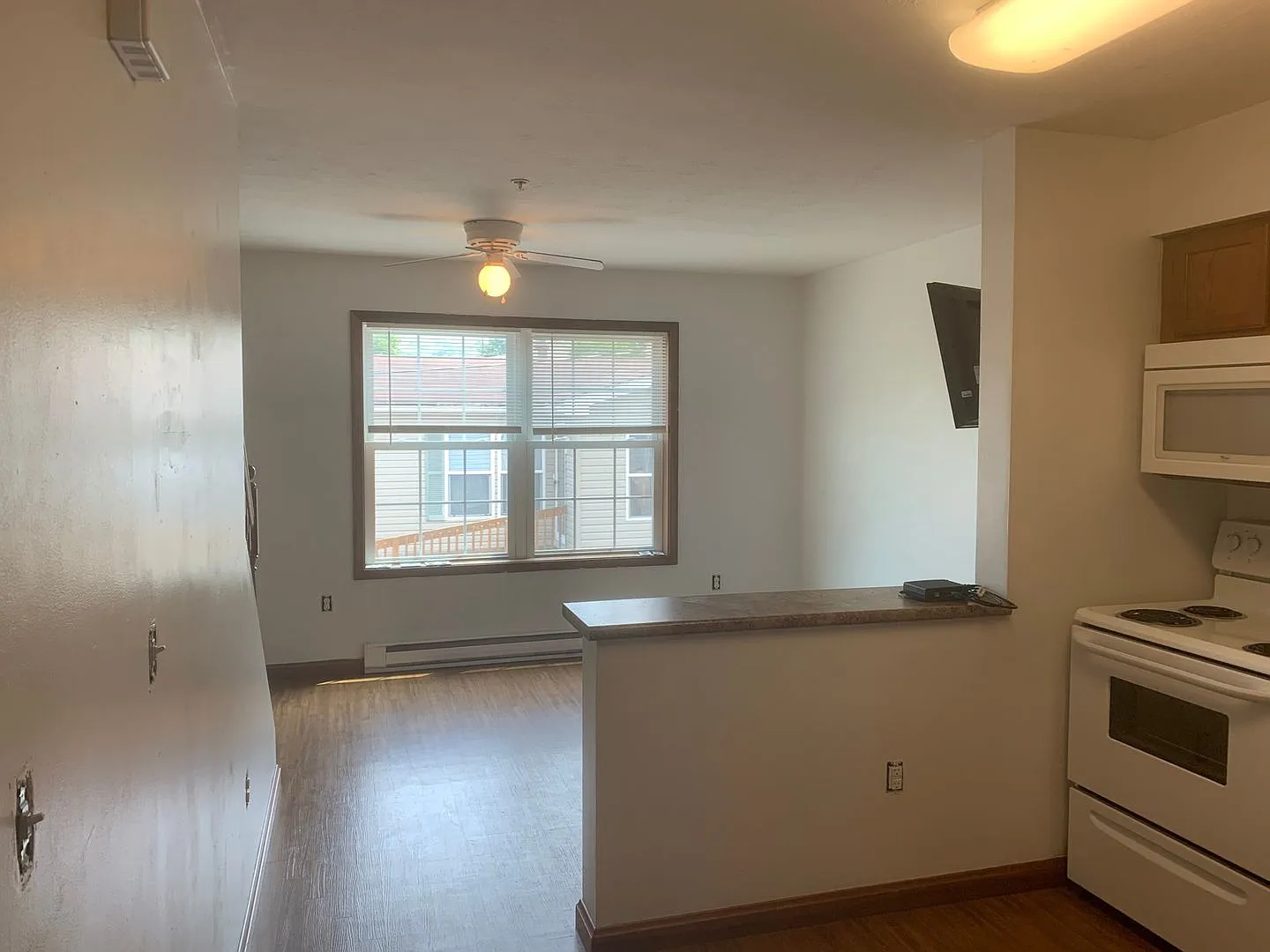 Spacious 2 Bedroom Townhouse — Photo 2