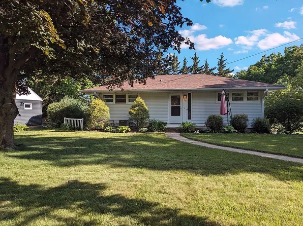 306 Red Oak Rd, Walnut, IL 61376