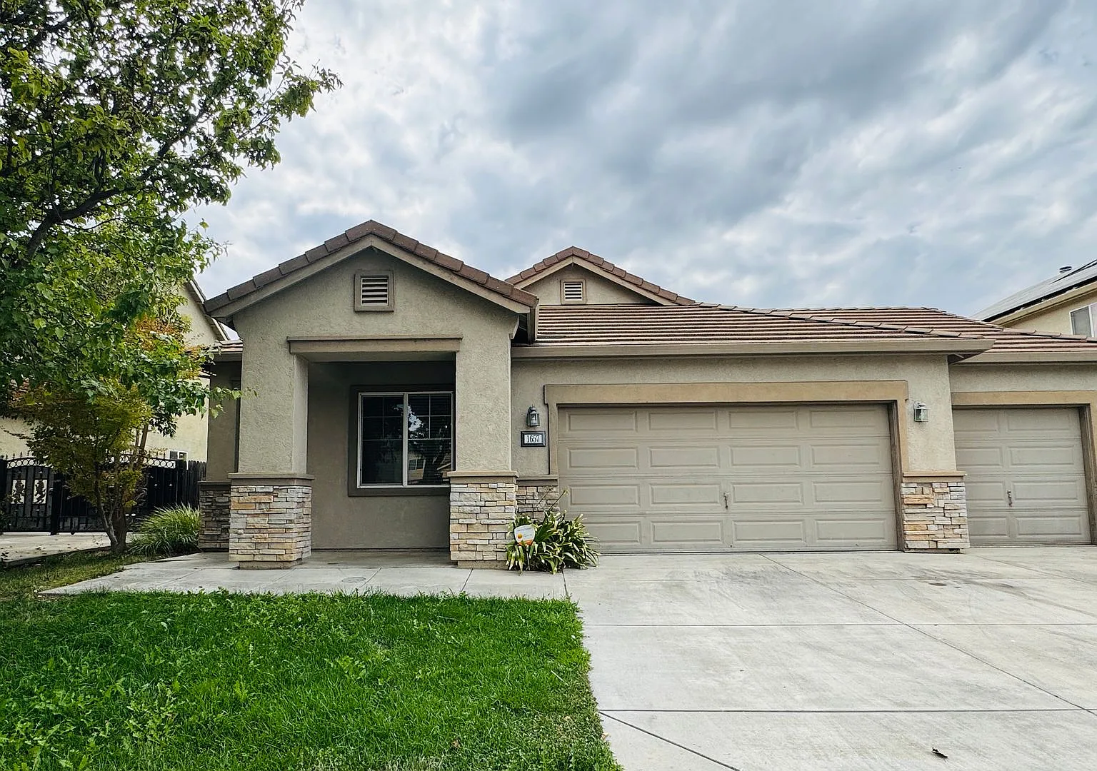 Single Story 4 Bedroom 2 Bath Home for Rent — Photo 1