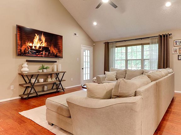 3rd image of 222 Boothby Ct