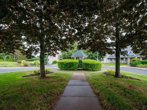 93 Kearney Lake Rd #305, Halifax, NS B3M 4E7