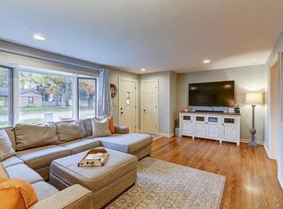 903 N Oakwood Ave, Oconomowoc, WI 53066