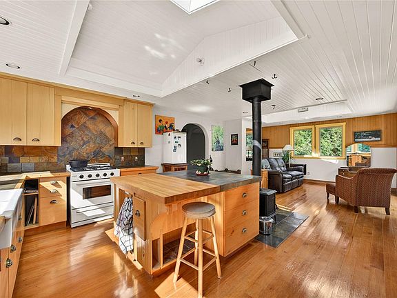 5th image of 1252 Isabella Point Rd