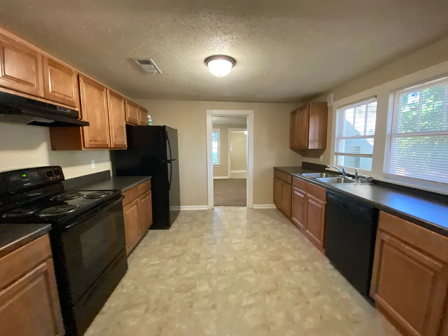 209 E Hickory St — Photo 2