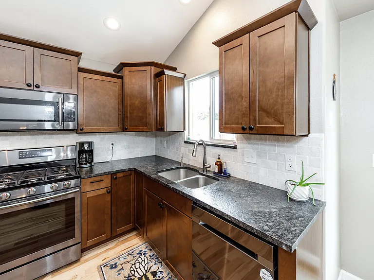 230 Hooper Ct — Photo 16