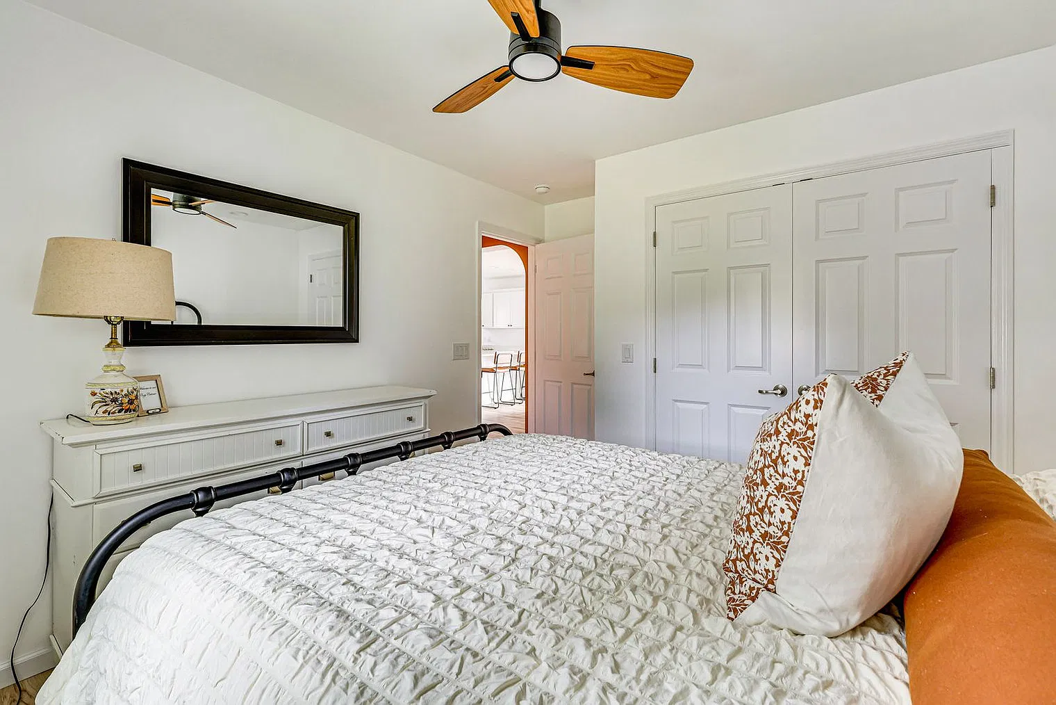 2 bed, 1.0 bath, 818 sqft, $4,271 — Photo 3
