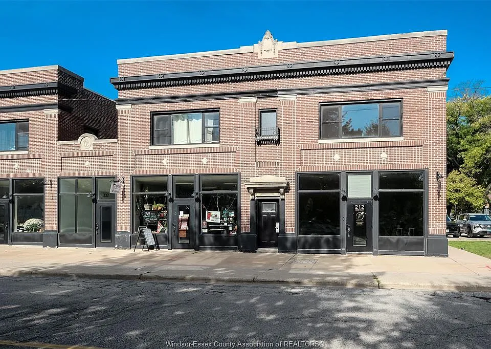 220 Erie St W