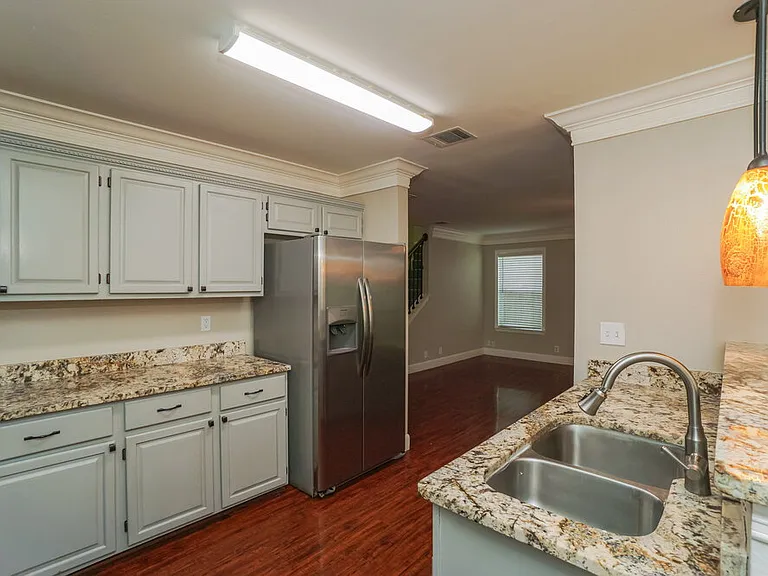 607 Limestone Flt — Photo 8
