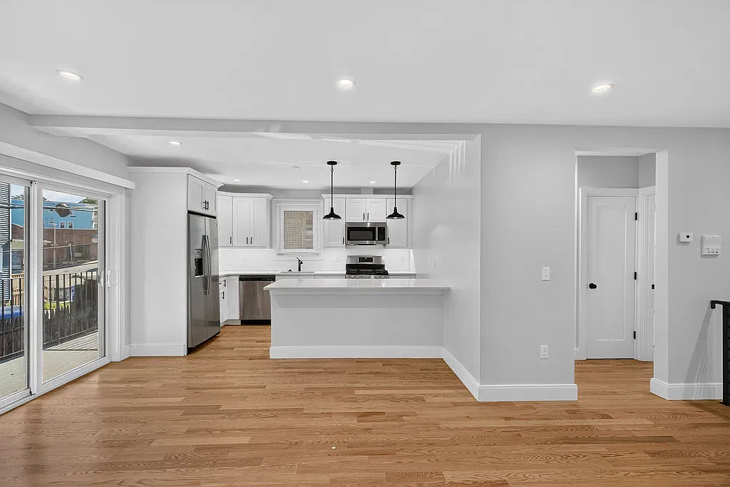 3 bed, 1346 sqft, $3,400 — Photo 2
