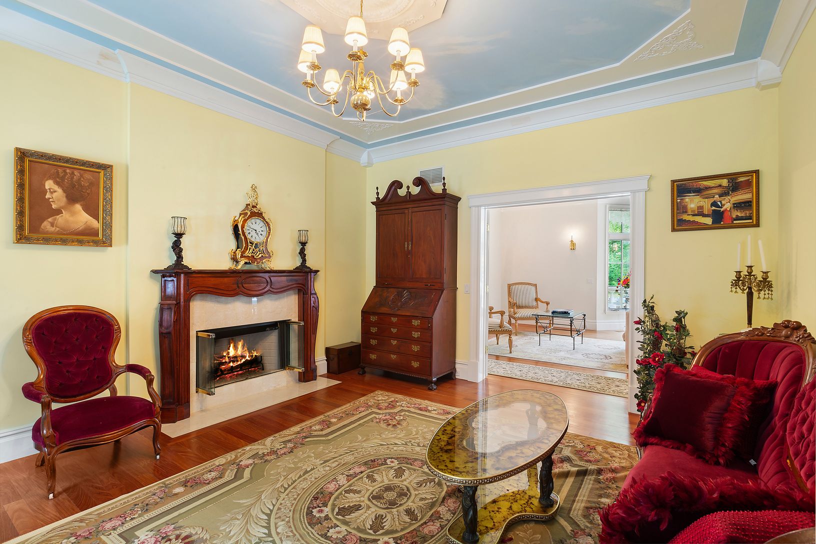  Sitting room with fireplace