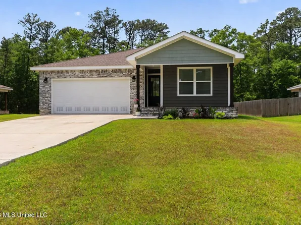 1129 Pine St, Ocean Springs, MS 39564