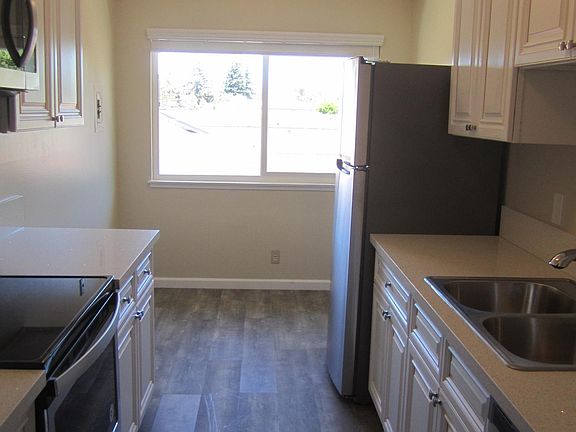 4th image of 972 College Dr