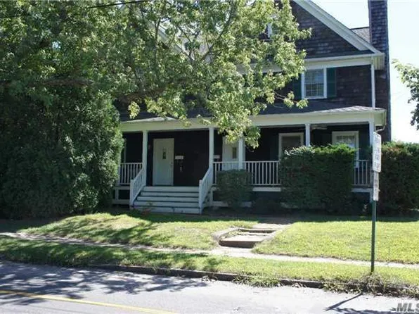 345 Wiggins St, Greenport, NY 11944