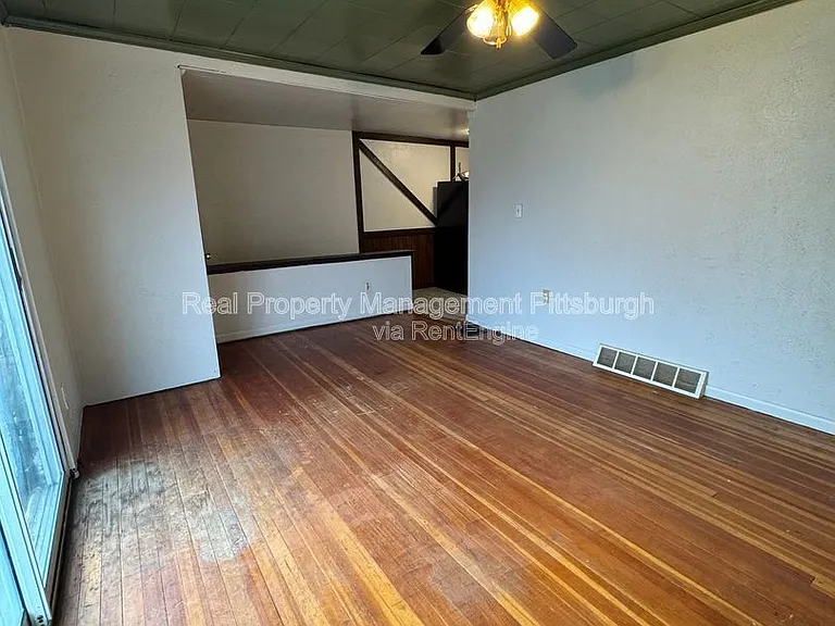 2837 Capitol St — Photo 2