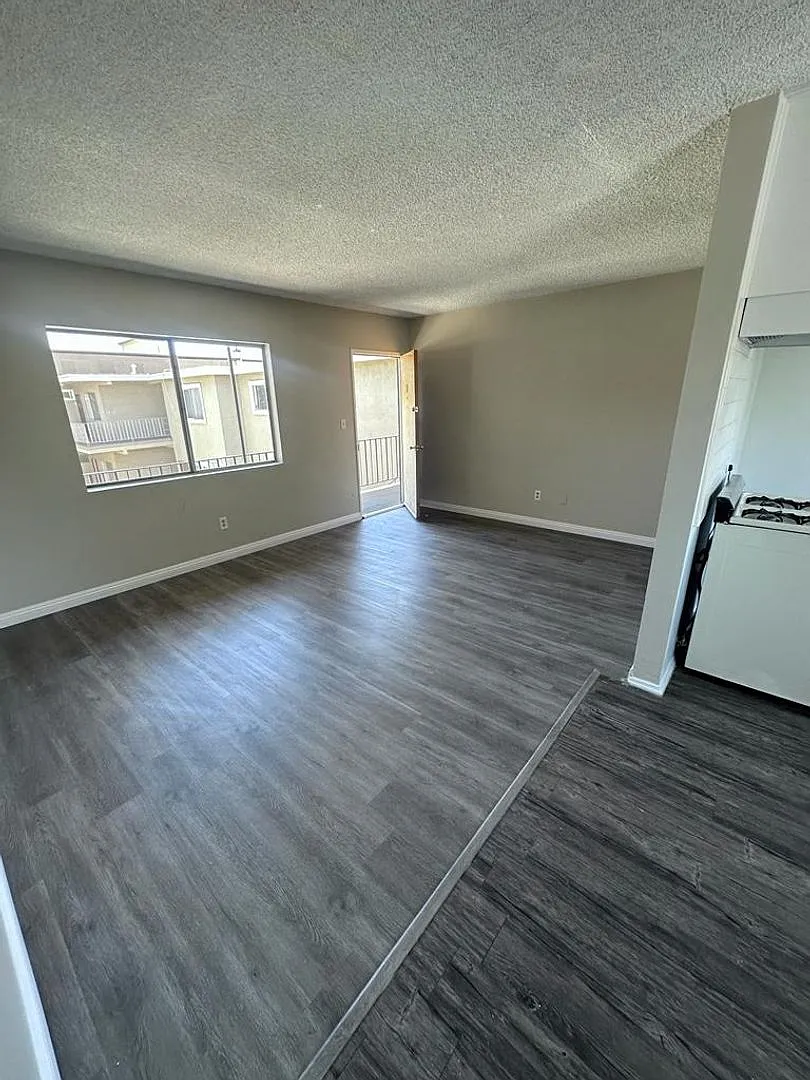 2 bed, 950 sqft, $1,995 — Photo 2