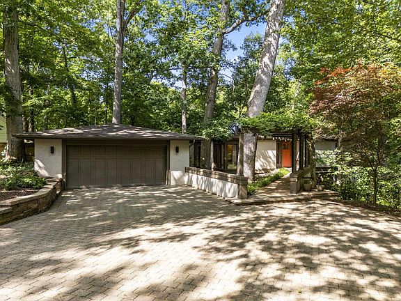 2nd image of 815 Lookout Point Dr