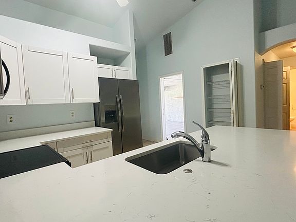 Large quartz countertop / kitchen eating table