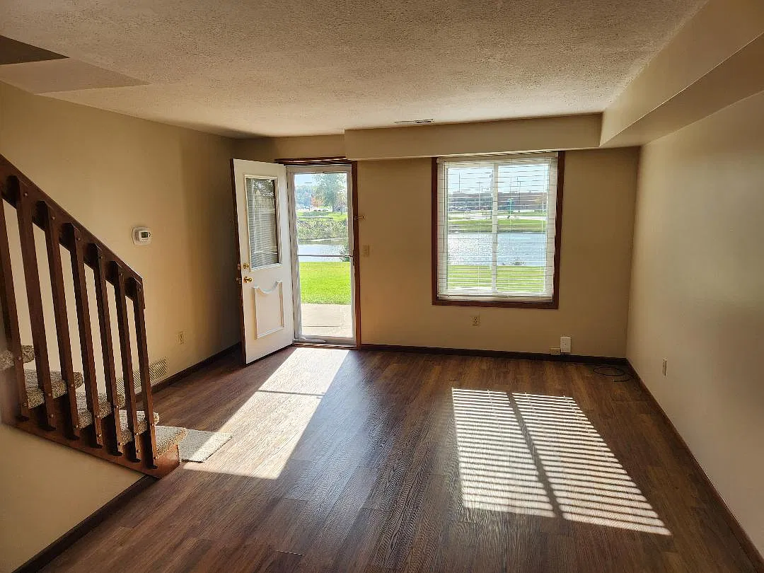2 bed, 1.5 bath, 950 sqft, $1,195 — Photo 2