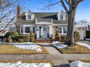 60 Aberdeen Rd, New Hyde Park, NY 11040