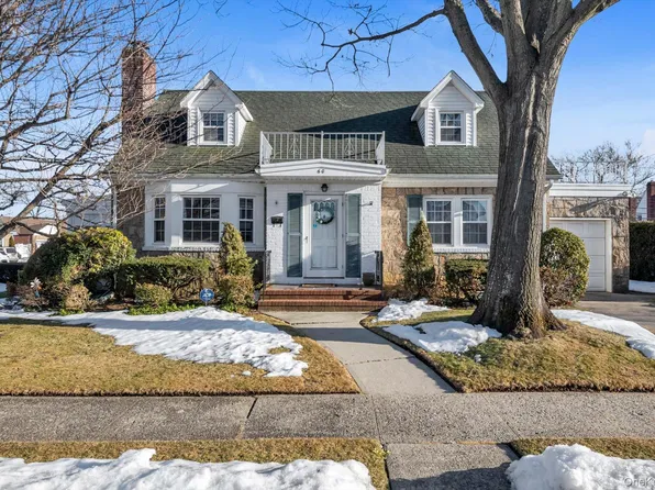 60 Aberdeen Road, New Hyde Park, NY 11040