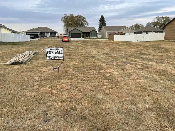 917 Campbell St, North Sioux City, SD 57049