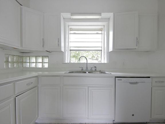5th image of 822 E Bowie Ave