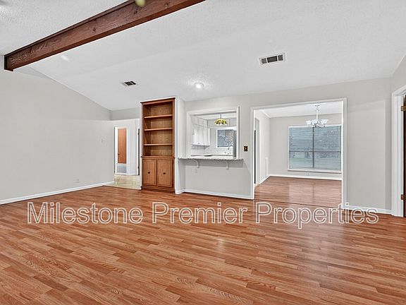 4th image of 2110 Oak Creek Cir