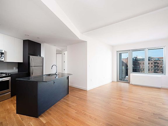 3rd image of 3143 Vernon Blvd #617