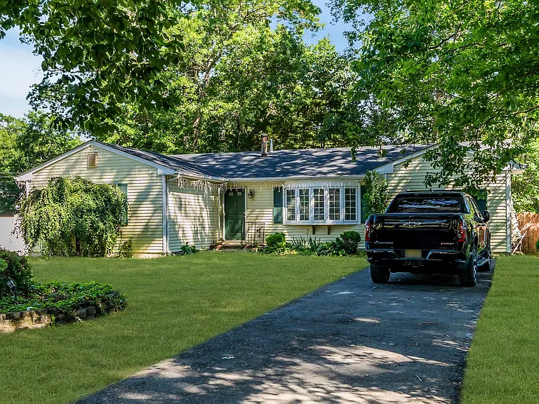 2556 Woodland Rd — Photo 2