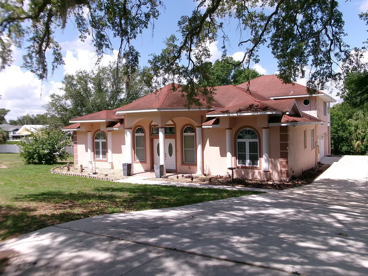 Building Photo - 12833 Lakeview Ave
