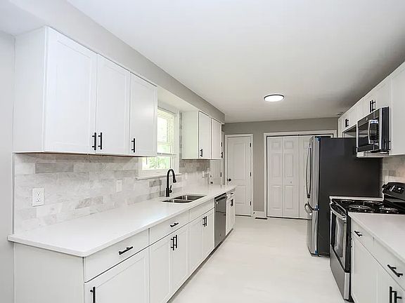 4th image of 219 Anderson Dr