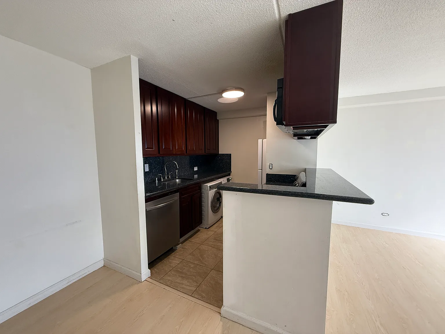 2 bed, 831 sqft, $3,200 — Photo 2