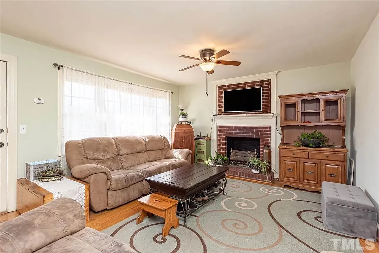 3 bed, 1429 sqft, $1,950 — Photo 1