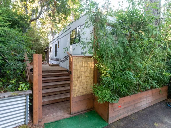 68 Outer Dr, Florence, OR 97439