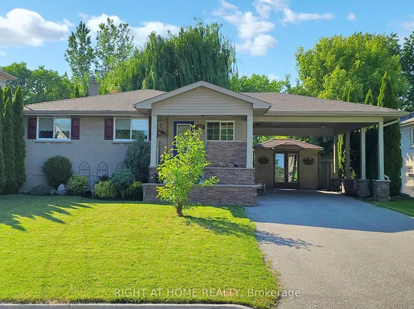 907 4th St, Mississauga, ON L5E 1J8