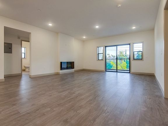 5th image of 11022 Camarillo St #305