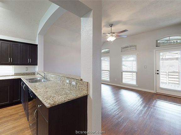3rd image of 1092 Venice Dr